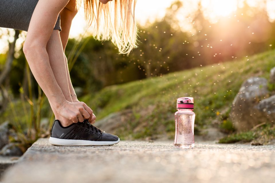 Coureur laçant ses chaussures de running avant de partir