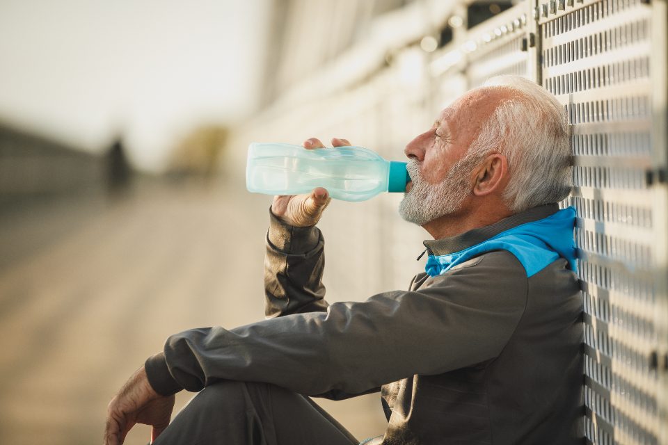 Coureur qui s'hydrate pendant une pause