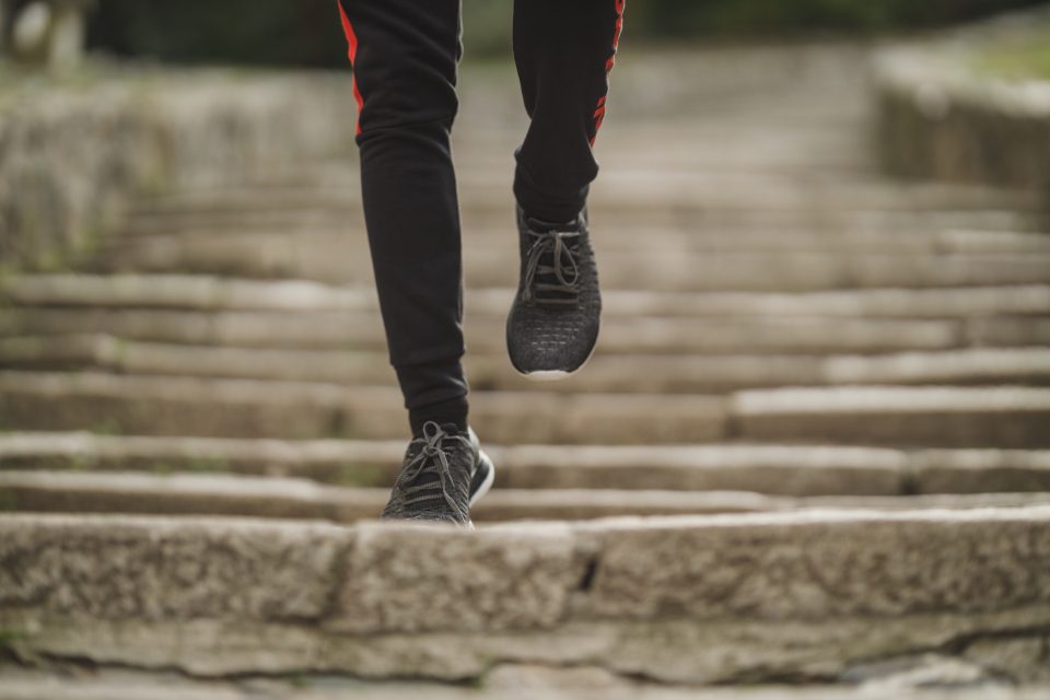 Coureur montant des marches à l'entraînement