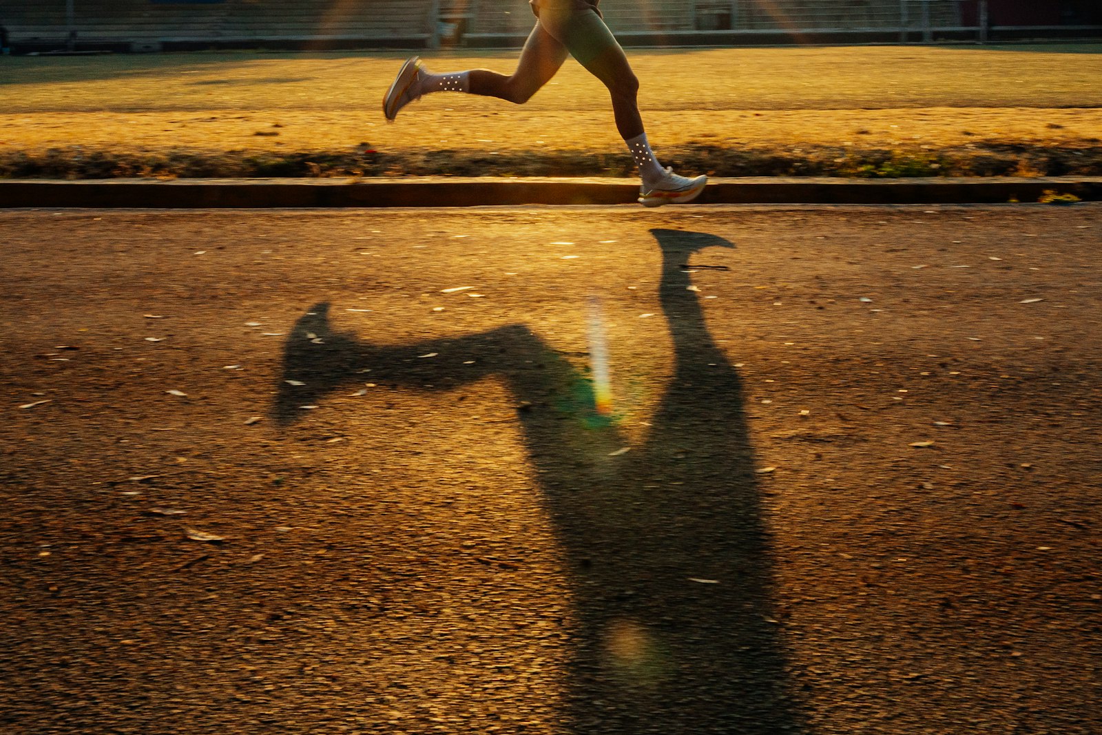 Coureur sur la piste dans la lumière chaude du soleil