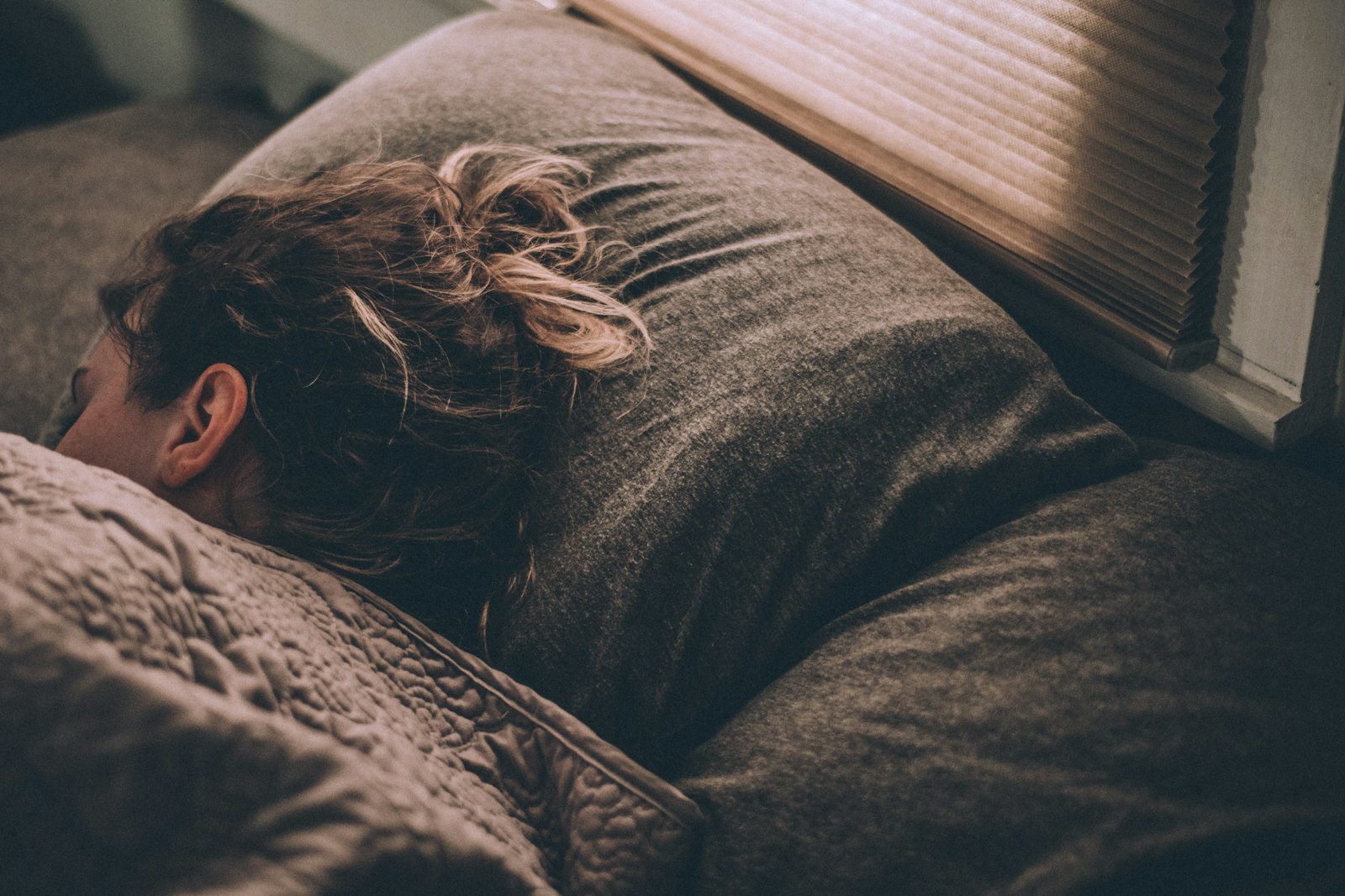 Personne endormie paisiblement dans la lumière douce du matin
